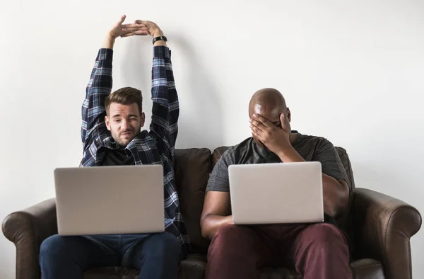 Twee Mannen Met Behulp Van Laptop Zittend Bank — Stockfoto