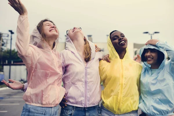 Gruppo Donne Diverse Che Divertono Insieme — Foto Stock