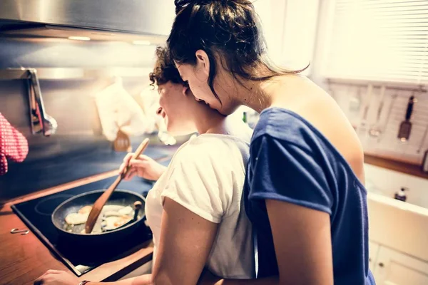 Lesbisk Par Matlagning Köket Tillsammans — Stockfoto