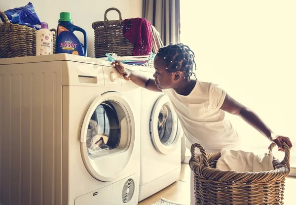 Ung Tonåring Flicka Tvätta Kläder Använder Tvättmaskin — Stockfoto