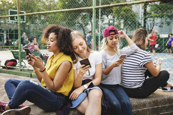 年轻的成人朋友使用智能手机一起户外青年文化概念 — 图库照片