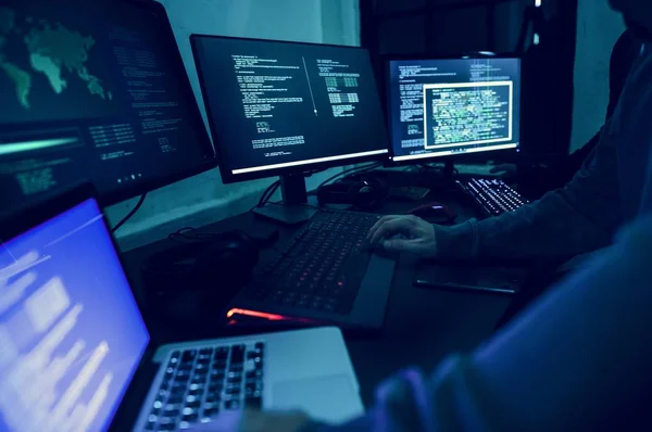 程序员黑客软件 网络犯罪 — 图库照片