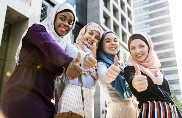 Grupa Przyjaciół Islamskiej Ogarnięcie Uśmiechając Się Razem — Zdjęcie stockowe
