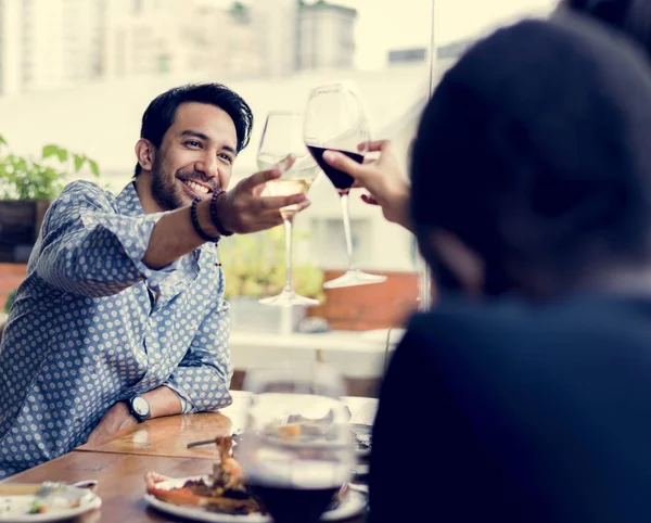 Menschen Bejubeln Gemeinsam Ein Weinglas — Stockfoto