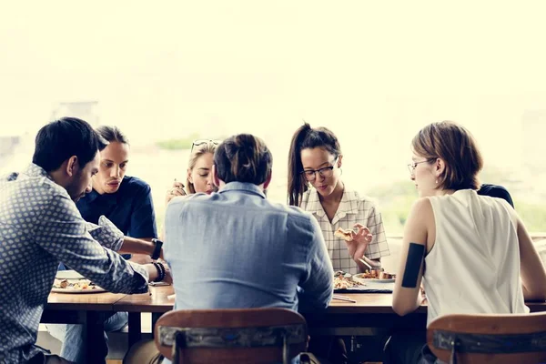 Diversos Amigos Comiendo Juntos Restaurante — Foto de Stock