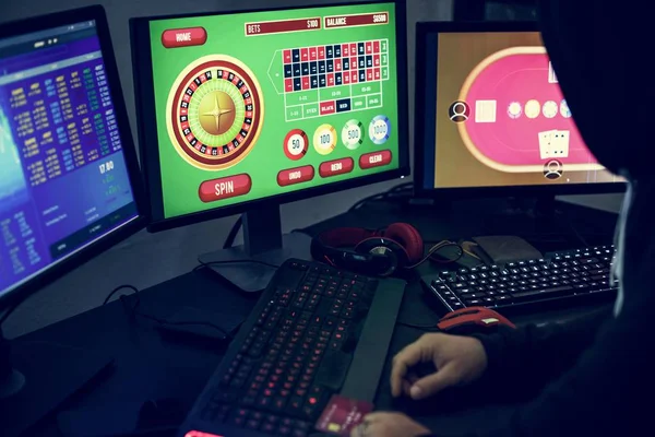 Person Spela Hasardspel Online Datorskärmar — Stockfoto