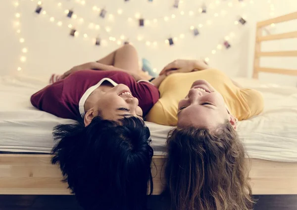 Жінки Лежать Ліжку Сміються — стокове фото