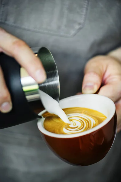 Closeup Barista Fazendo Arte Latte — Fotografia de Stock