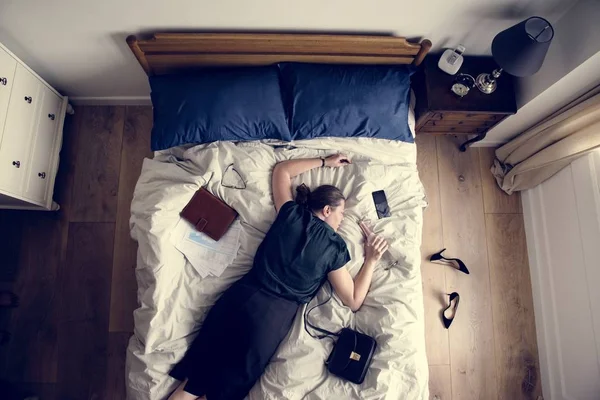 Mujer Negocios Borracha Que Queda Dormida Tan Pronto Como Regresa — Foto de Stock