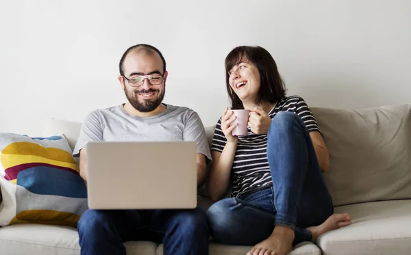 Casal Usando Laptop Juntos Sofá — Fotografia de Stock