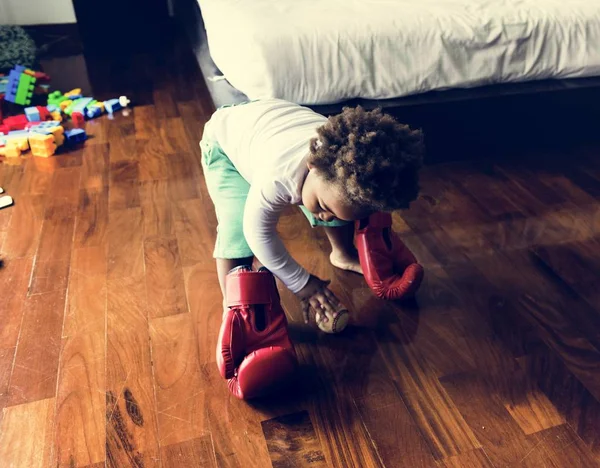 Niño Afrodescendiente Con Guante Boxeo Suelo Madera — Foto de Stock