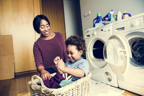 Mor Och Son Gör Hushållsarbetet Tillsammans — Stockfoto