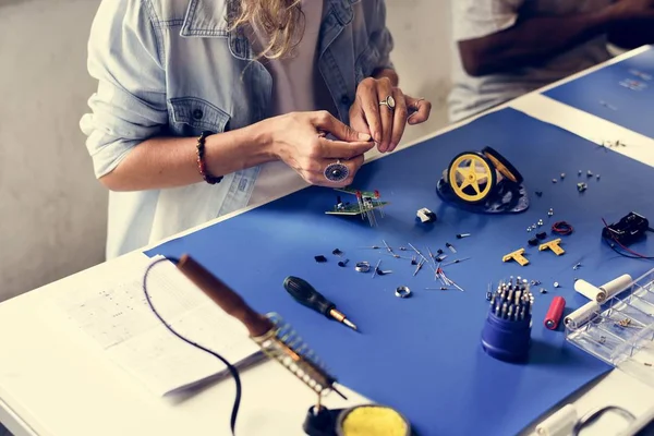 Grupo Personas Que Trabajan Taller Reparación Electrónica — Foto de Stock