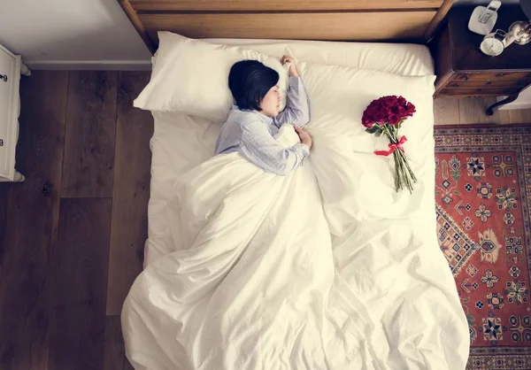 Mujer Durmiendo Ramo Concepto Romance Floral —  Fotos de Stock