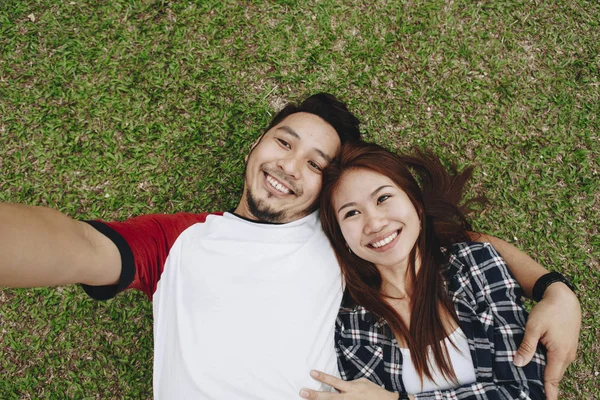 Casal Tirando Uma Selfie Grama — Fotografia de Stock