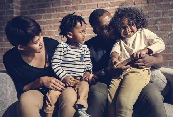 Afrikaanse Familie Doorbrengen Samen Een Geweldige Tijd — Stockfoto
