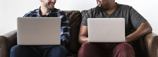 Uomini Che Utilizzano Computer Portatile Seduto Sul Divano — Foto Stock