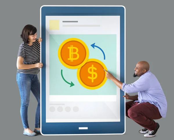 Kaukázusi Afrikai Ember Tartja Digitális Tabletta Val Illusztráció Bitcoin Makett — Stock Fotó