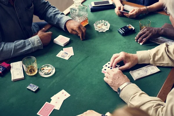 テーブルのカジノでポーカーをプレーする人 — ストック写真