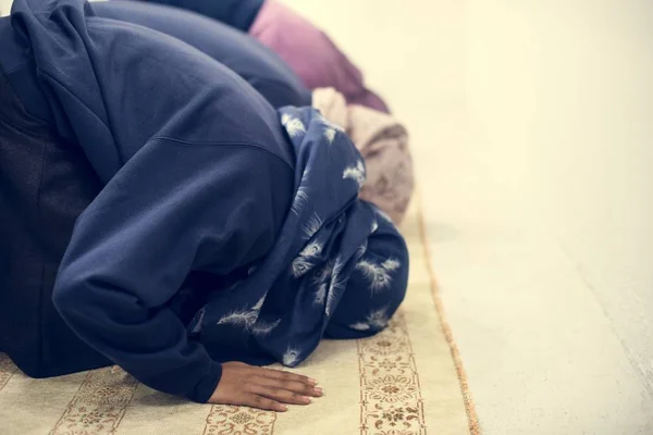 Povo Muçulmano Está Orando — Fotografia de Stock