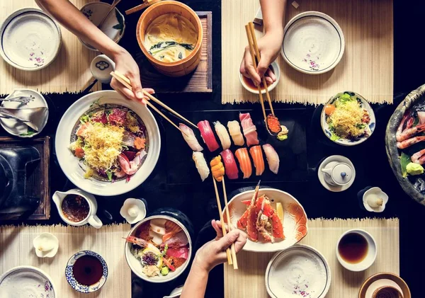 Люди Їдять Японська Кухня — стокове фото