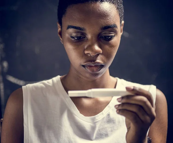 Afrikaanse Vrouw Zwangerschapstest Controleren — Stockfoto