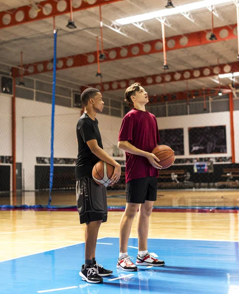 Adolescentes Sosteniendo Baloncesto Equipo Cancha Concepto Aspiración — Foto de Stock