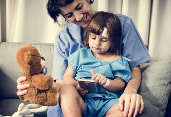 Jeune Fille Malade Reste Hôpital — Photo