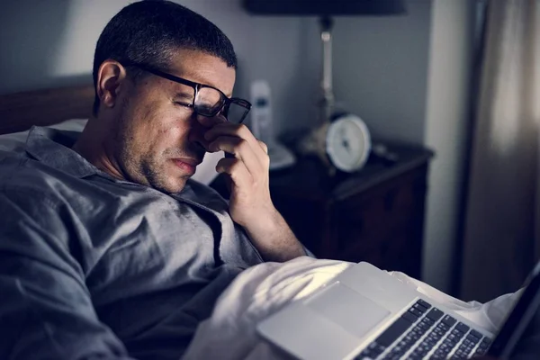 Homem Usando Laptop Uma Cama — Fotografia de Stock