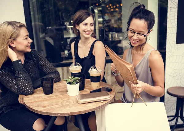 Frauen Hängen Zusammen — Stockfoto