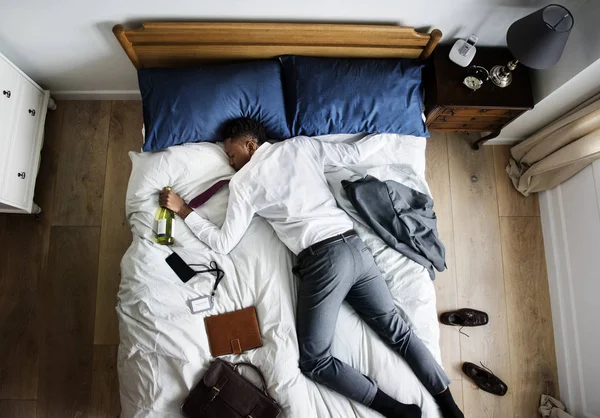 Hombre Negocios Afroamericano Borracho Que Queda Dormido Tan Pronto Como —  Fotos de Stock