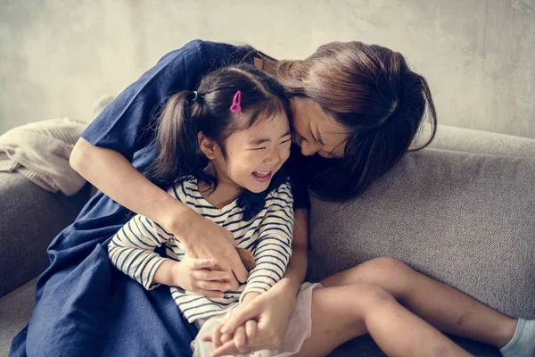 Japanisch Mutter Und Tochter Umarmen — Stockfoto