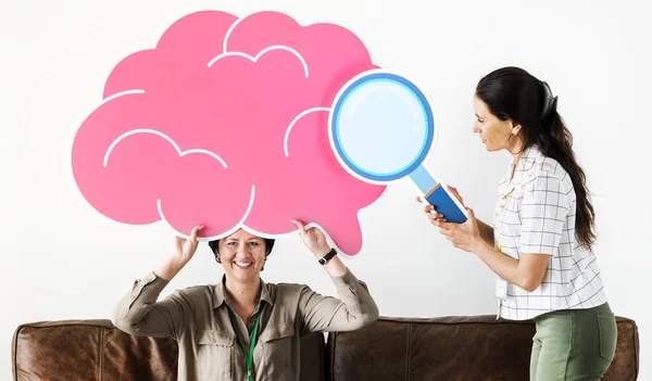 Mujeres Sosteniendo Iconos Nubes Rosas — Foto de Stock