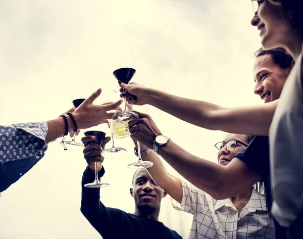 Verschillende Vrienden Drinken Van Wijn Het Restaurant — Stockfoto