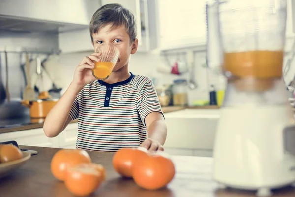 Młody Chłopak Kaukaska Picie Soku Pomarańczowego — Zdjęcie stockowe