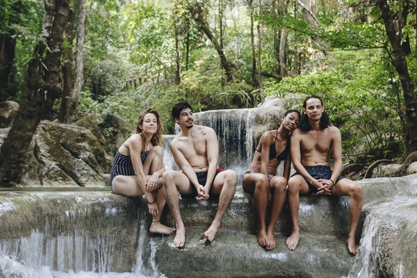 Grupo Amigos Diversos Disfrutando Naturaleza —  Fotos de Stock