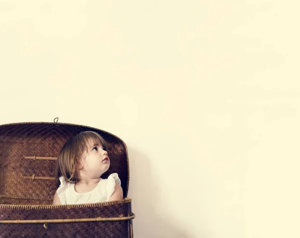 Mała Dziewczynka Koszyku — Zdjęcie stockowe
