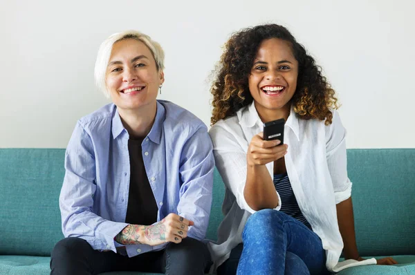 Meninas Sentadas Sofá Assistindo — Fotografia de Stock