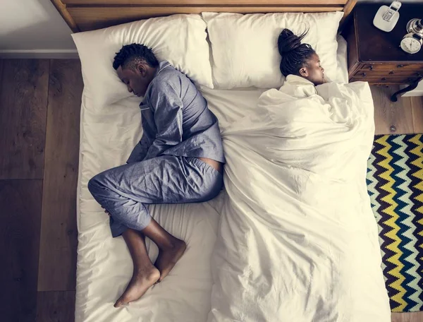 Pareja Afroamericana Durmiendo Espalda Con Espalda —  Fotos de Stock