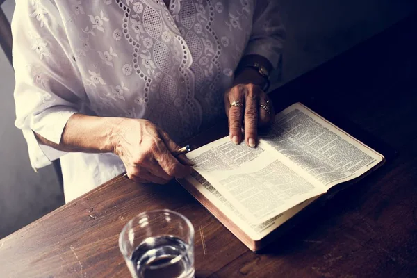 Femme Chrétienne Lecture Bible — Photo