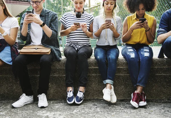 Amigos Adultos Jóvenes Que Usan Teléfonos Inteligentes Juntos Aire Libre — Foto de Stock