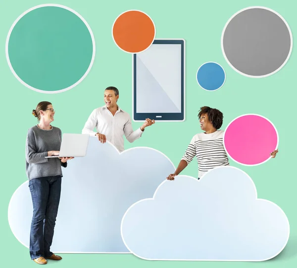 Glückliche Menschen Mit Cloud Und Technologie Ikonen — Stockfoto