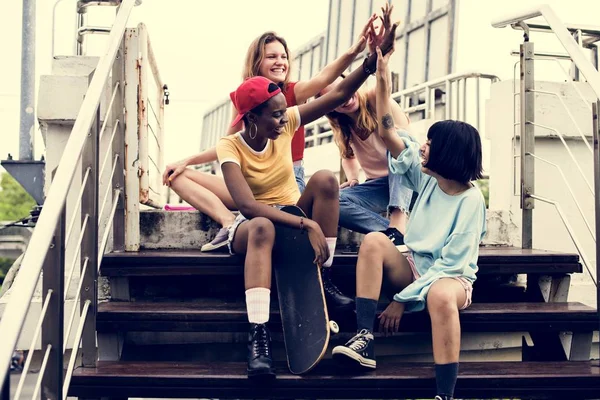 Gruppe Unterschiedlicher Frauen Die Zusammen Spaß Haben — Stockfoto