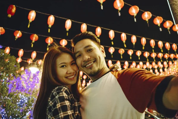 亚洲情侣在中国节日 — 图库照片