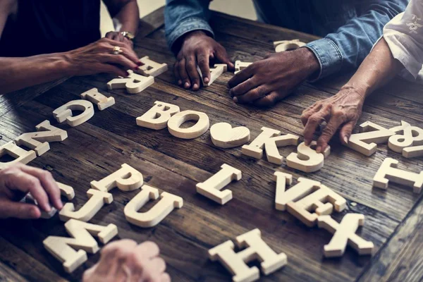 Ein Hölzernes Buchstabenbuchstaben Wort Auf Dem Tisch — Stockfoto