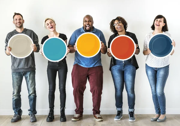 Diverse Menschen Mit Bunten Runden Rohlingen — Stockfoto