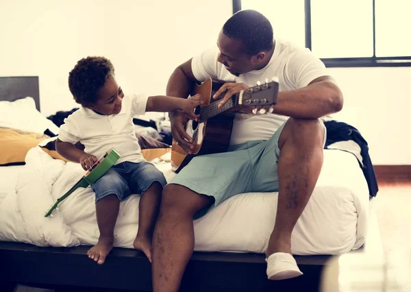 Африканский Отец Любит Играть Гитаре Своим Ребенком Вместе Счастье — стоковое фото