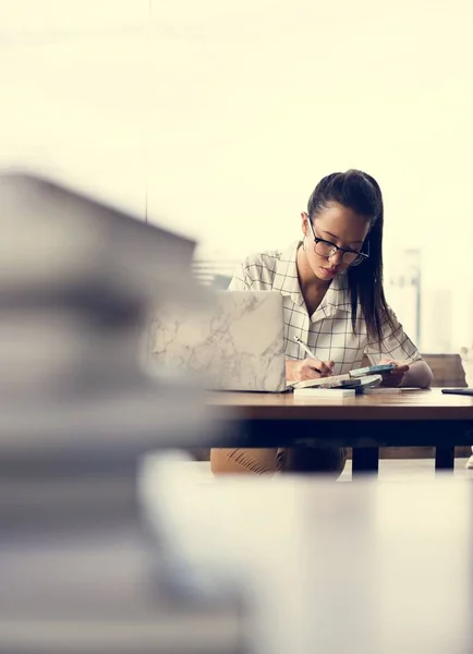 Asiatico Businesswoman Working Table — Foto Stock