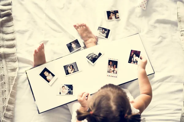 Маленька Дівчинка Дивиться Сімейне Фото Альбомі — стокове фото