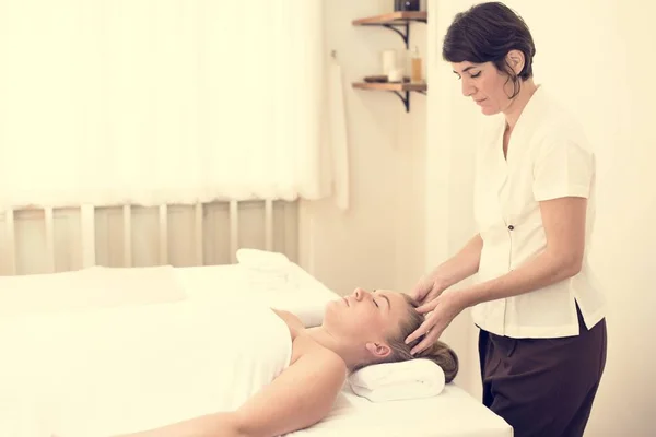 Mujer Recibiendo Masaje Salón Spa —  Fotos de Stock